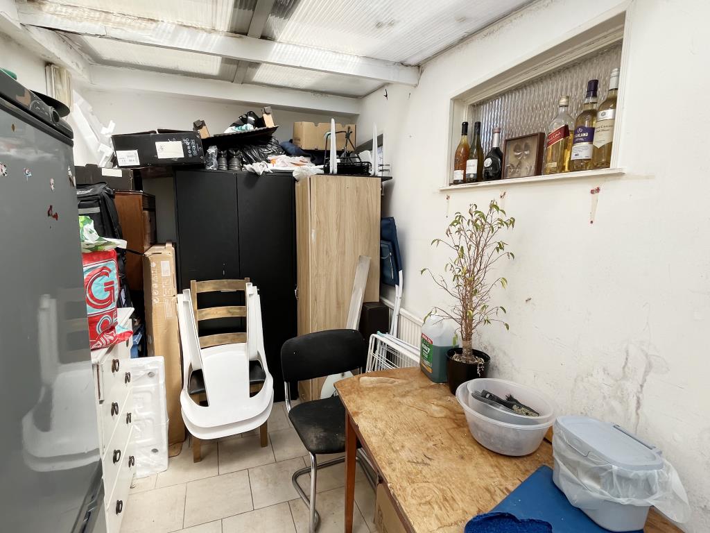 Lot: 95 - THREE-BEDROOM TERRACE HOUSE - Lean-to